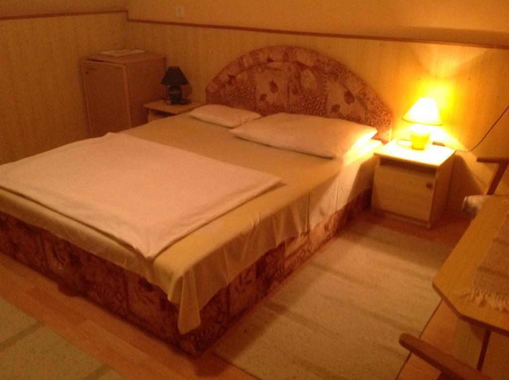Club Torony Hotel Room photo